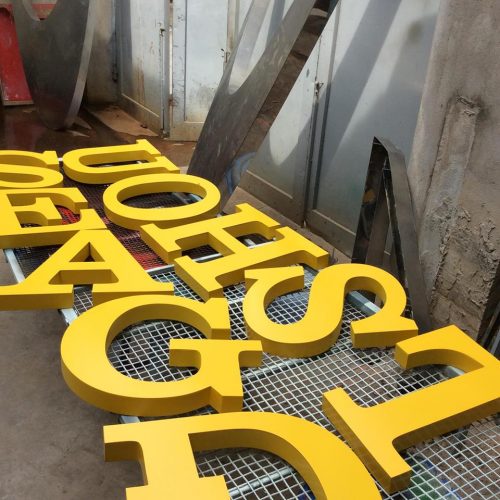 Biển quảng cáo chữ nổi phun sơn