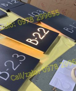 Mẫu biển số phòng khách sạn bằng mica phát sáng .