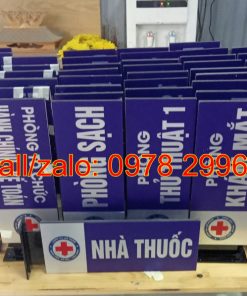 Biển chỉ dẫn trong phòng khám