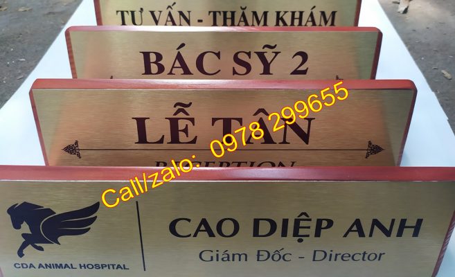 Làm biển chức danh gỗ tự nhiên đẹp