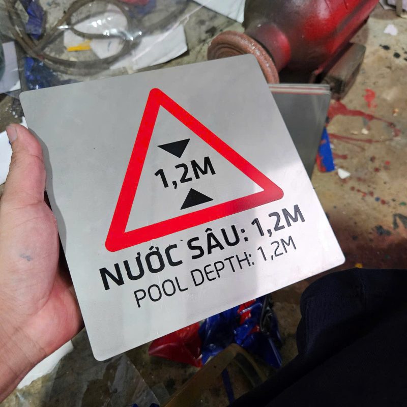 Biển cảnh báo trong bể bơi nước sâu
