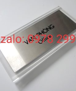 Biển hiệu văn phòng bằng mica kết hợp nhôm xước.