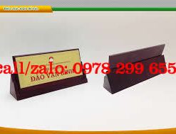 Biển chức danh bằng gỗ sang trọng.