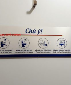 Biển chỉ dẫn chú ý nhà vệ sinh