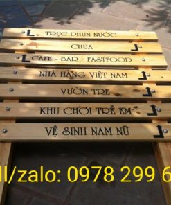 Biển chỉ dẫn bằng gỗ khắc chìm đẹp.