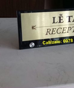 Biển để bàn quầy lễ tân