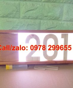 Biển số phòng khách sạn bằng gỗ phát sáng .