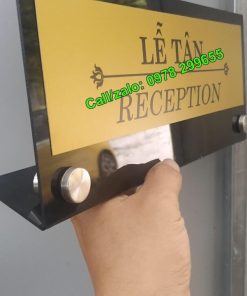 Mẫu biển chức danh để bàn bằng chât liệu mica .