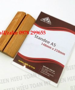 Kệ menu mica đế gỗ đẹp