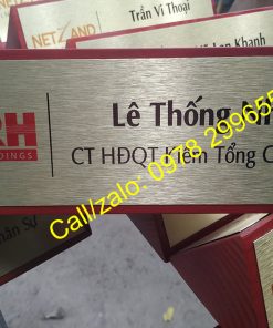 Mẫu biển chức danh đặt bàn gỗ