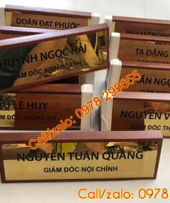 Biển chức danh inox đế gỗ đẹp
