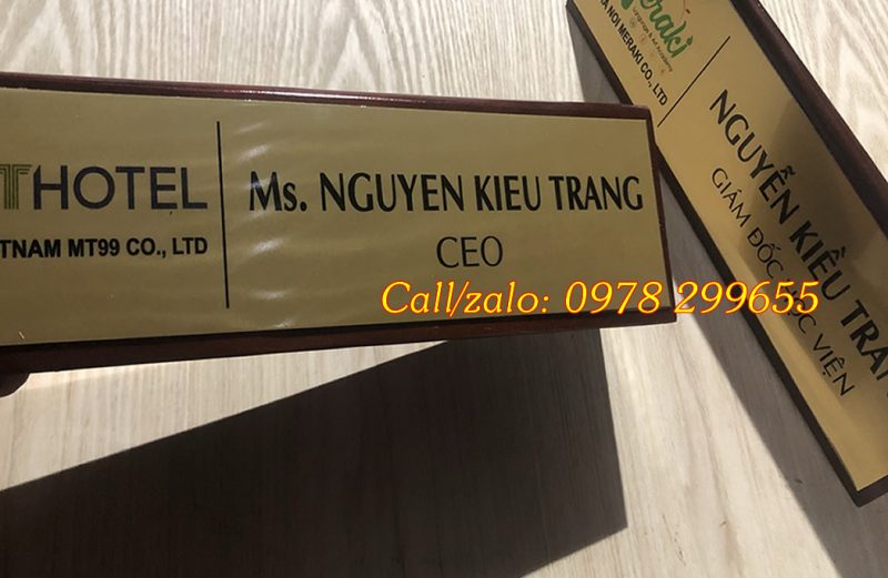 Mẫu biển chức danh đặt bàn gỗ tam giác