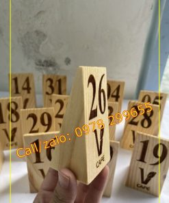 Biển số bàn bằng gỗ thông độc lạ