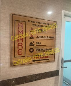 Biển chỉ dẫn bằng gỗ khu Onsen