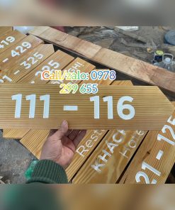 Biển chỉ dẫn bằng gỗ tự nhiên đẹp