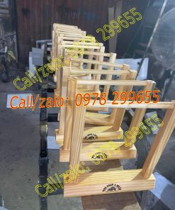 Kệ gỗ menu để bàn gỗ Thông