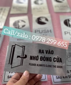 Biển kéo đấy, biển tắt các thiết bị điện, biển ra vào đóng cửa.