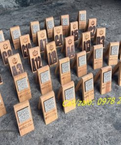 Số bàn mã qr bằng gỗ đẹp