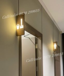 Biển nhà vệ sinh mạ đồng phát sáng