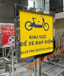 Biển báo không đỗ xe khu vực này, trước cửa hàng
